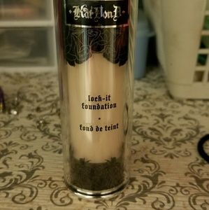 Kat Von D lock it foundation light